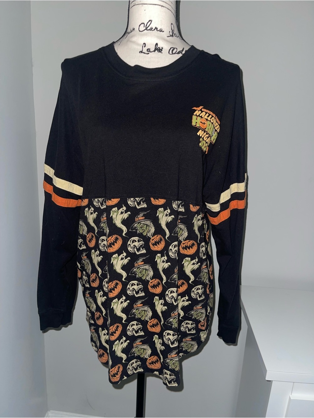 Universal Studios Halloween Horror Nights 2022 Varsity Tee Size Large